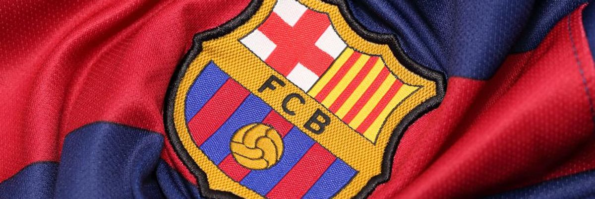 A Barcelona futballcsapat címere a klub mezén