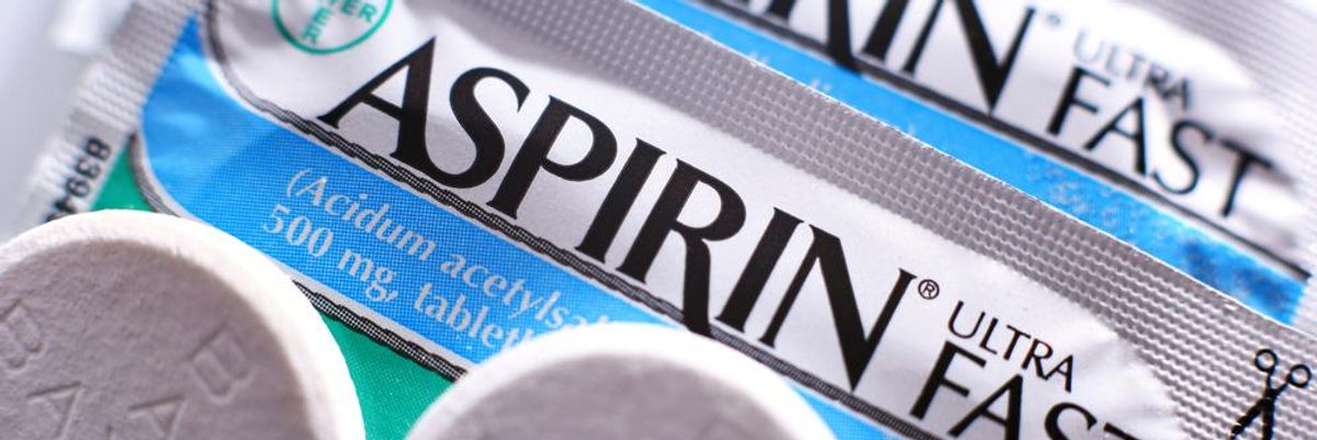 A Bayer gyógyszeripari céghez tartozó Aspirin gyógyszer csomagolása, amelyen két fehér tabletta van, mindegyikben a Bayer logója látható