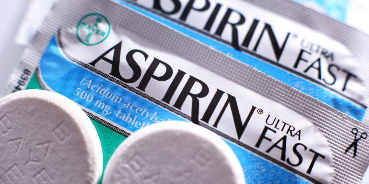 A Bayer gyógyszeripari céghez tartozó Aspirin gyógyszer csomagolása, amelyen két fehér tabletta van, mindegyikben a Bayer logója látható