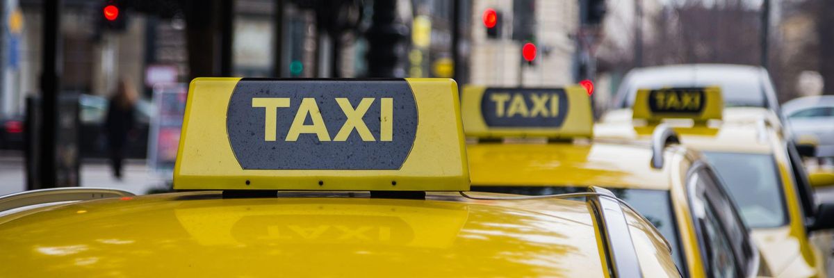 A budapesti sárga taxisok árat emelnének, de a kormányrendelet ezt nem teszi lehetővé