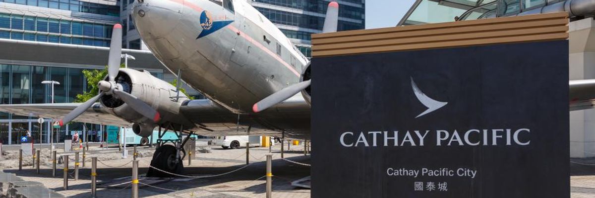 A Cathay Pacific légitársaság hongkongi főhadiszállása, ahol egy repülő van kiállítva, a cég alkalmazottjai 200 évet töltöttek karanténban tavaly