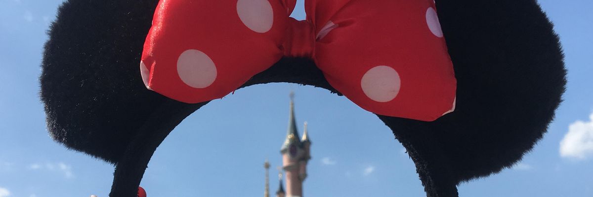 A Disney World kastélya Minnie egér hajráfján keresztül fotózva