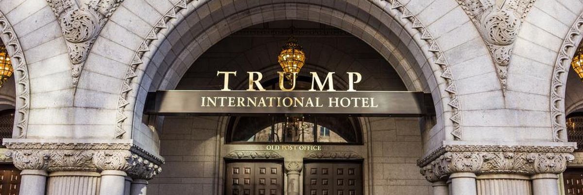 A Donald Trump családi vállalata által üzemeltetett Trump International Hotel szálloda bejárata, aminek jogait eladták CGI Merchant Group-nak