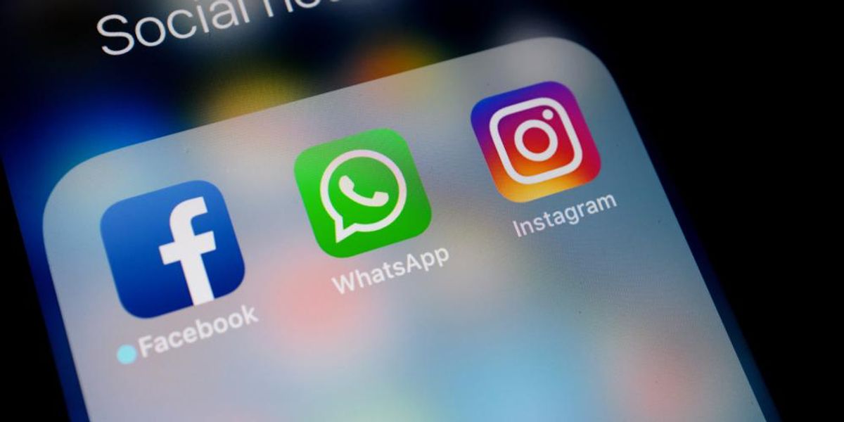 A Facebook, a WhatsApp és az Instagram alkalmazásainak logója egy telefon képernyőjén, amelyek egy social networks nevű appgyűjtőben jelennek meg