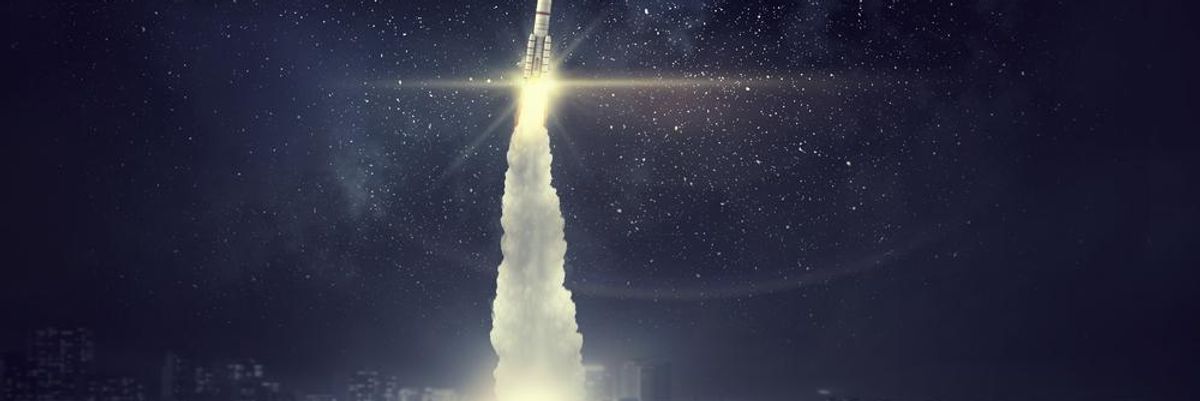A Falcon 9-es hordozórakéta kilövése a NASA állomásáról egy fantáziarajzon éjszaka, egy város határában