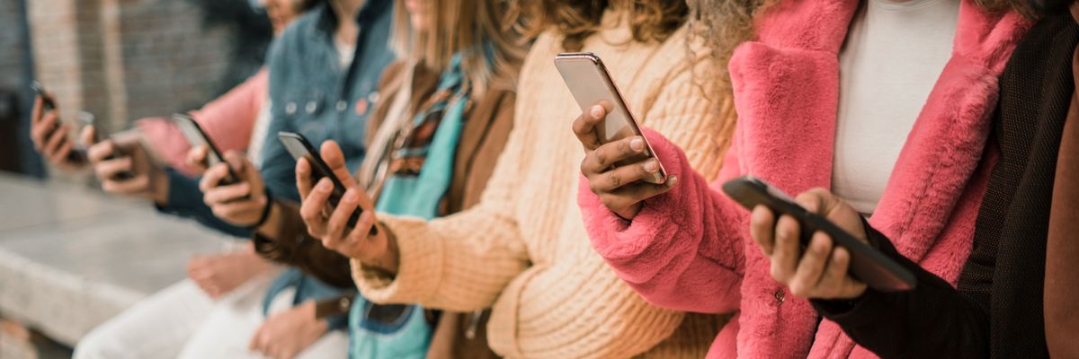 A fiatal felnőttek kétszer annyiért vásárolnak mobiltelefont, mint a középkorúak
