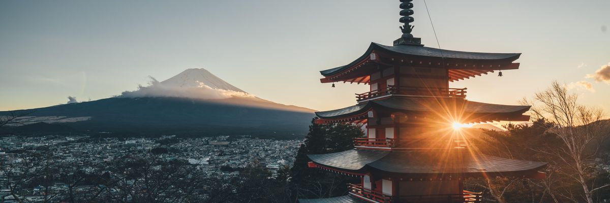 A fiataloknak és a rászorultaknak 100 ezer jen támogatás biztosító Japán látképe a Fuji heggyel a háttérben