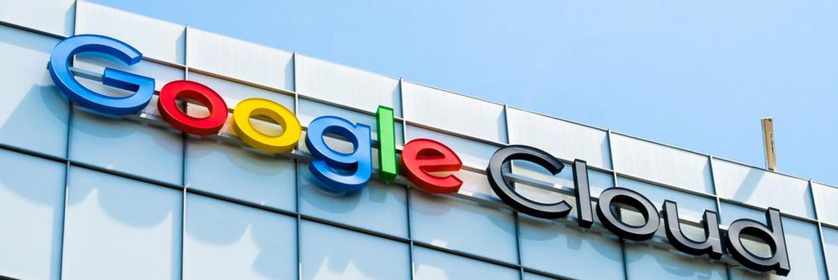 A Google felhőszolgáltatásának, a Cloud-nak a logója egy épületen