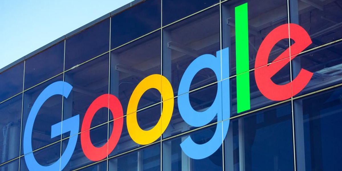 A Google kék, piros, sárga és zöld logója a vállalat irodaházának oldalán