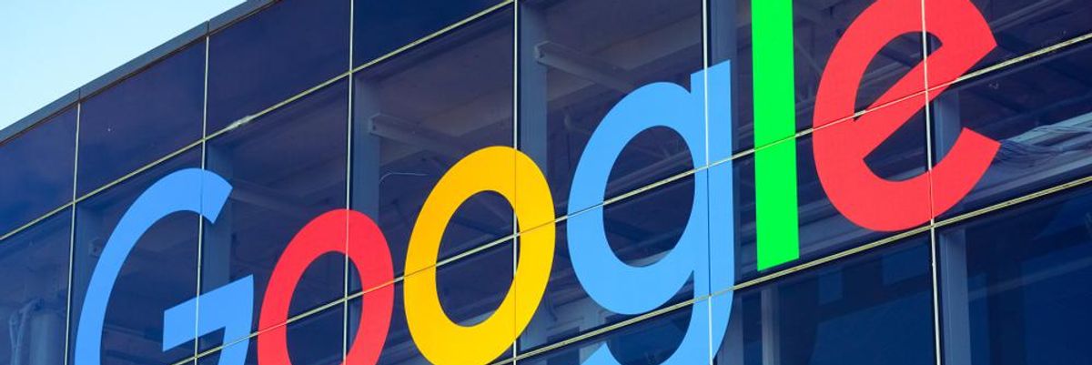 A Google logója az egyik irodaépületének üvegén