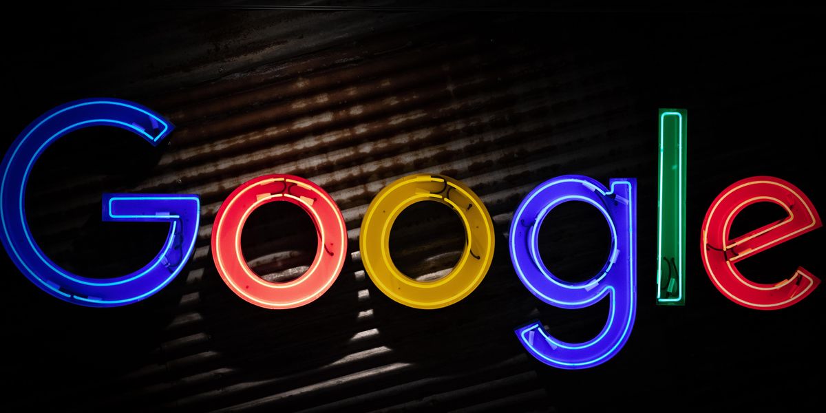 A Google logója kivilágítva egy sötét helyiségben