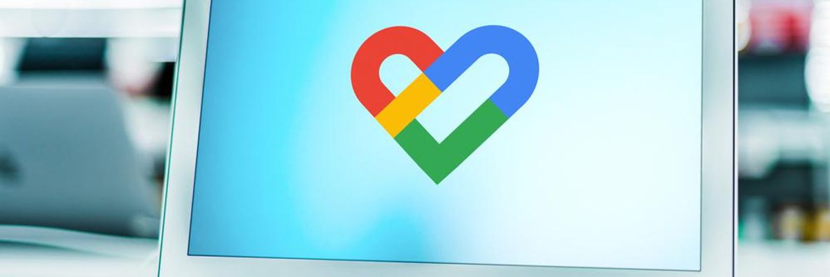A Google orvosi, egészségügyi alkalmazásának, a Google Fit-nek a szív alakú logója egy laptop képernyőjén