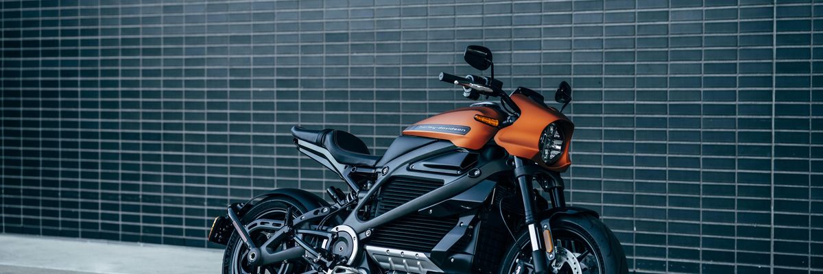 A Harley-Davidson motorkerékpár-gyártó első teljesen elektromos motorja, a LiveWire feket-sárga kivitelben egy fal előtt kitámasztva