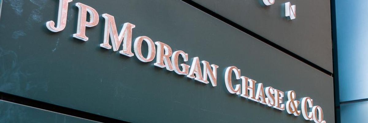 A JPMorgan óriásbank logója egy sötét felületen, remek éve volt a banknak, a vezetők fizetésemelést kaptak