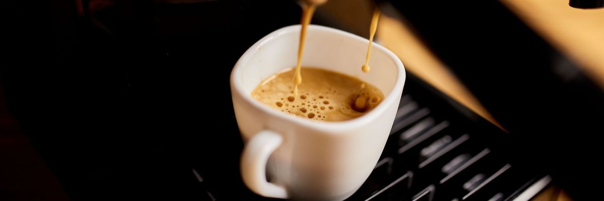 A kávé hatóanyaga gátolja a C-vitamin felszívódását