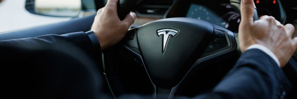 A korábbi modelleknél megfizethetőbb villanyautóval szerezne több vásárlót a Tesla