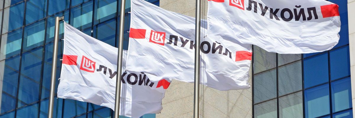 A Lukoil orosz olajóriás zászlaját lengeti a szél