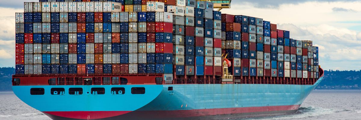 A Maersk egyik konténerhajója konténerekkel megpakolva úszik a vízen az amerikai kikők felé