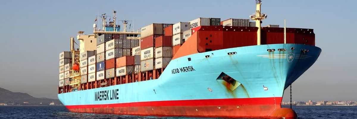A Maersk konténerszállító hajótársaság egyik kék-piros színű, konténerekkel megrakodott teherhajója szeli az óceán vizét