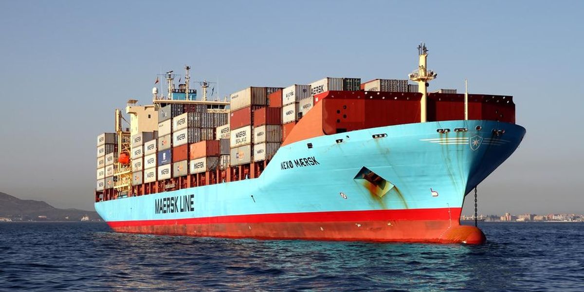 A Maersk konténerszállító hajótársaság egyik kék-piros színű, konténerekkel megrakodott teherhajója szeli az óceán vizét