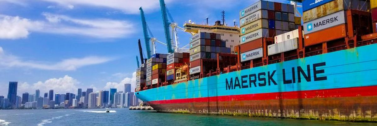 A Maersk konténerszállító hajótársaság egyik konténerhajója rakományával épp egy város kikötőjét közelíti meg