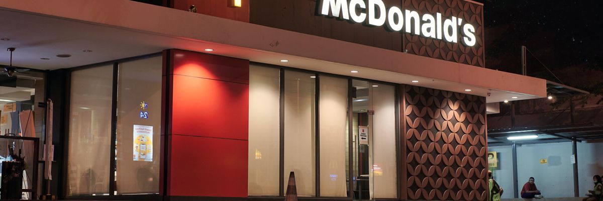 A McDonald's egyik étterme éjszaka, kivilágítva, az étterem homlokzatán a Meki logója látható