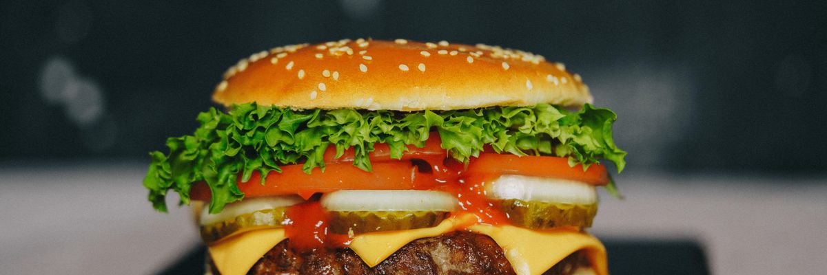 A Meki egyik hamburgere látható a képen, amely egy friss kutatás szerint rákkeltő ftalátokat tartalmazhat