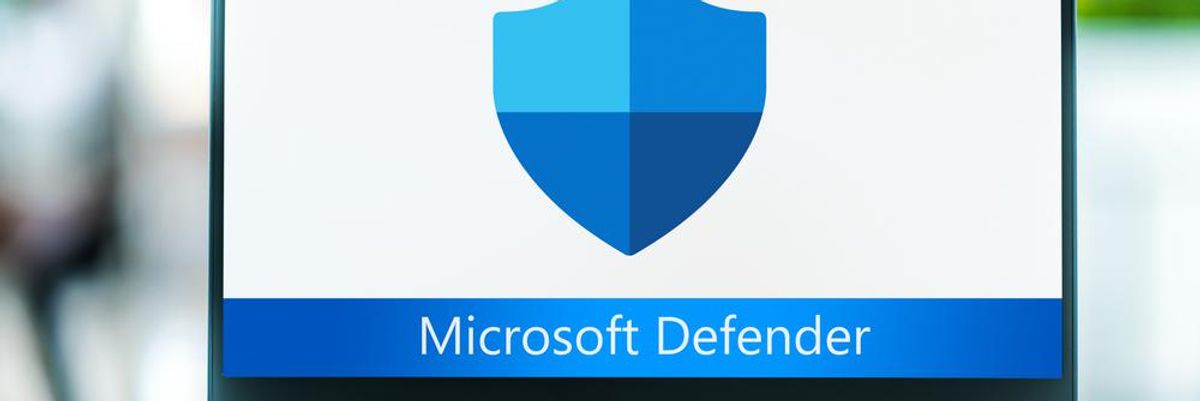 A Microsoft Defender logója egy laptopon