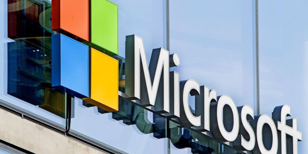 A Microsoft logója egy irodaház ablakain