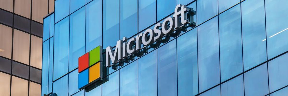 A Microsoft logója és felirata a cég irodaépületének ablakain