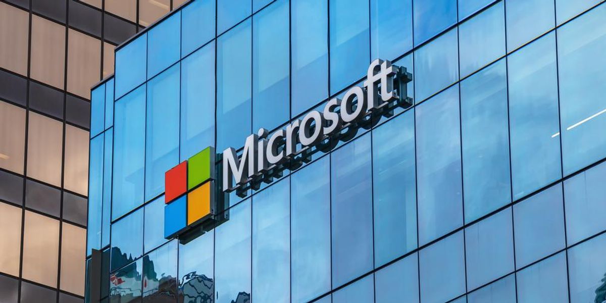 A Microsoft logója és felirata a cég irodaépületének ablakain