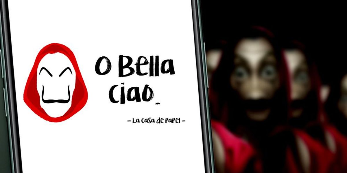 A Nagy pénzrablásból ismert jelmezes rablók egy okostelefont tartanak a kezükben, amelyen a Bella Ciao számot készülnek lejátszani