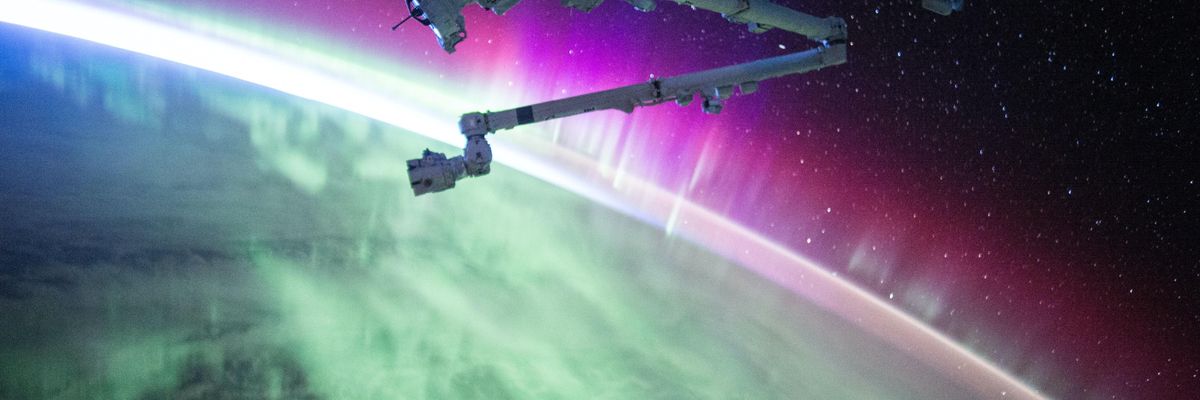 A Nasa felvétele egy űrben, a Föld felett dolgozó robotkarról