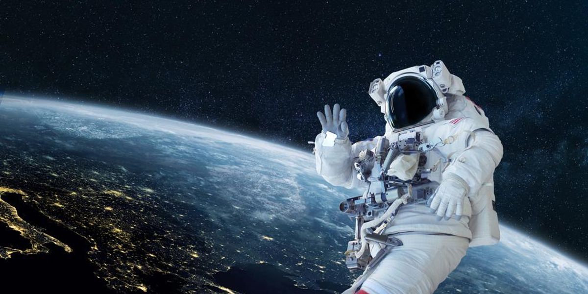 A NASA űrhajósa szkafanderben integet a kamerának a Föld felett egy űrséta közben