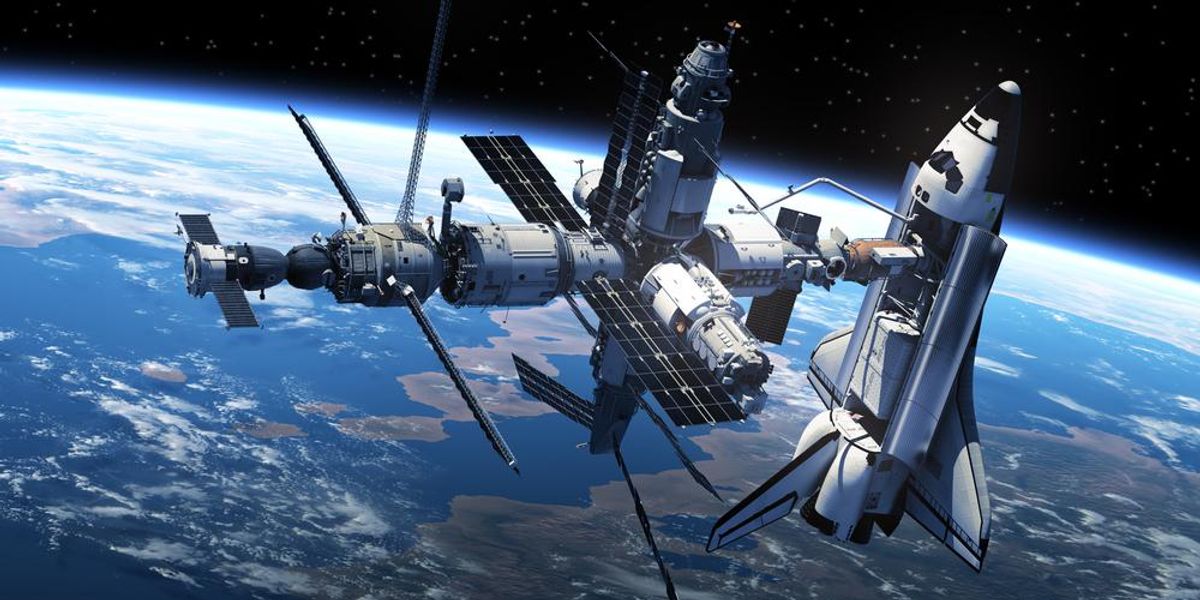 A NASA űrsiklója dokkolt a Nemzetközi Űrállomásra, ami a Föld bolygó körül kering az űrben