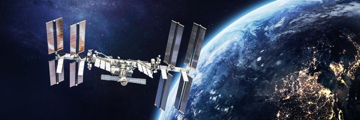 A Nemzetközi Űrállomás kering a Föld bolygó körül, amit Elon Musk a védelmébe vett
