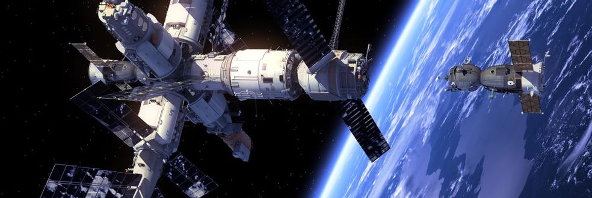 A Nemzetközi űrállomás, más nevén ISS kering a Föld körül, épp egy űrhajó készül dokkolni rá