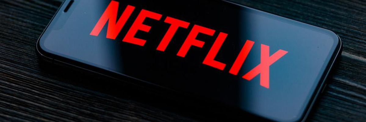 A Netflix logója egy okostelefon képernyőjén, ami egy asztalon van, a Netflix leállította műveleteit Oroszországban