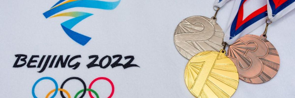 A pekingi téli olimpia logója és az olimpiai érmek