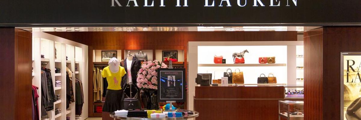 A Ralph Lauren divatcég egyik ruhaüzlete egy bevásárlóközpontban, próbababák, férfi és női ruhák, táskák, kiegészítők  láthatók a képen