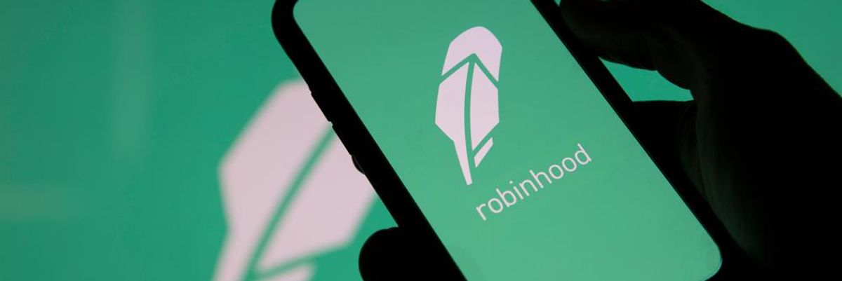 A Robinhhod applikációja egy okostelefonon, amit egy ember tart a kezében