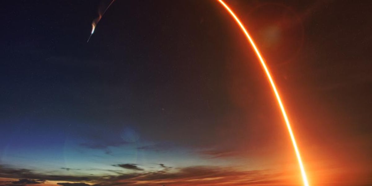 A SpaceX Falcon 9-es hordozórakétája kilövés közben