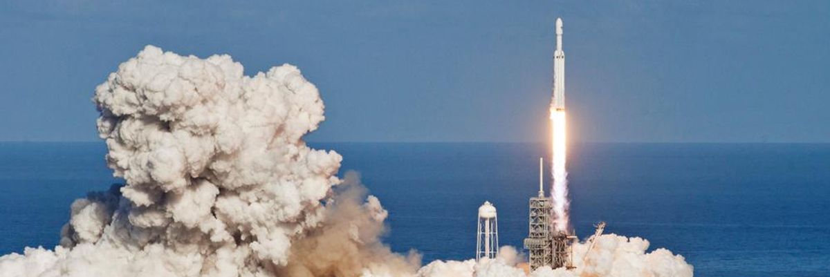 A SpaceX Falcon 9-es rakétájának kilövése sok füst kíséretében, szép tiszta az idő