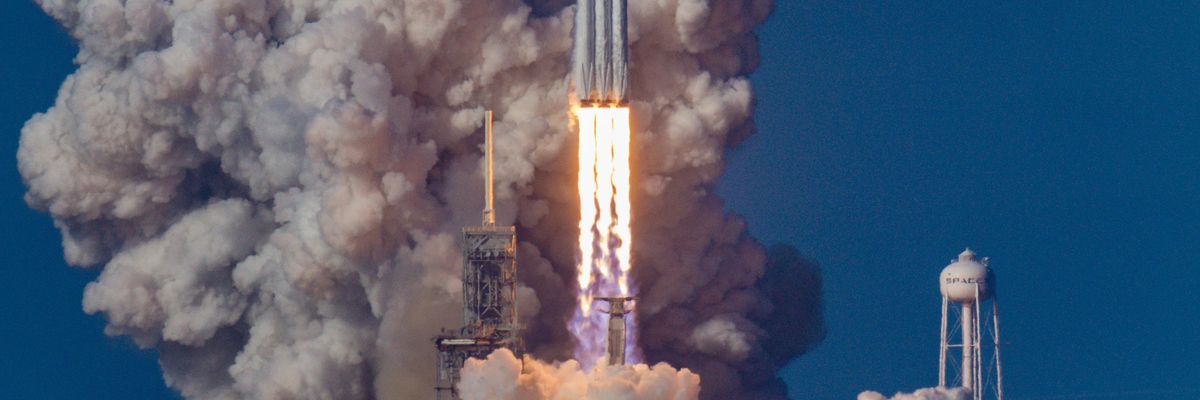 A SpaceX Falcon Heavy rakétájának kilövése szép időben