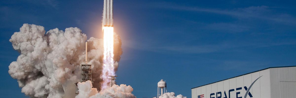 A SpaceX rakétájának kilövése nappal egy bázisról