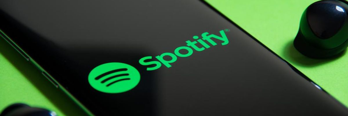 A Spotify logója egy okostelefon képernyőjén, kiderült, mennyit kerestek az előadók a platformon