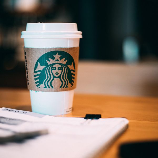 A Starbucks igazgatója tagadja, hogy bajban lenne a cég