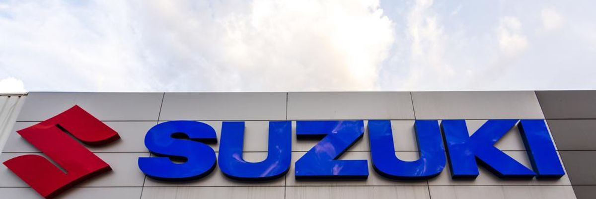 A Suzuki logója egy márkakereskedés falán, a gyártó belép a repülő autók piacára