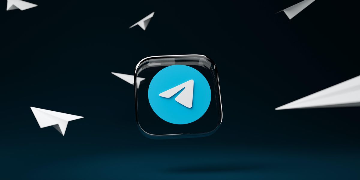 A Telegram kék-fehér logója egy üvegben, amely körül papírrepülők repkednek