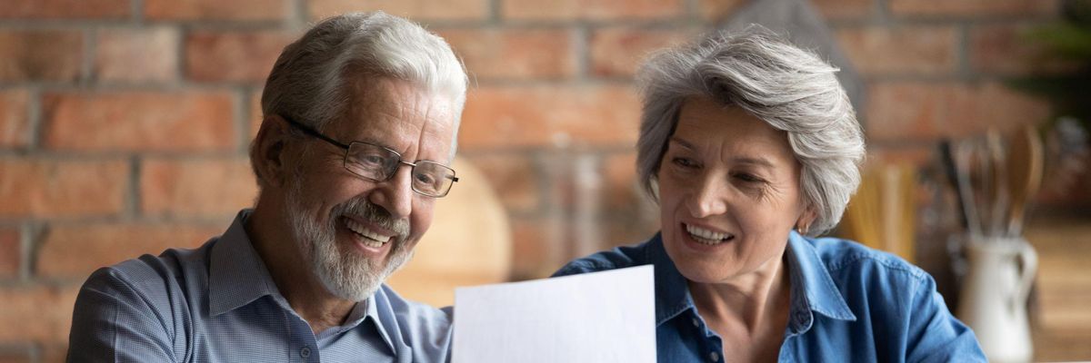 A tervezettnél magasabb nyudíjemelést számolgatja egy idős pár